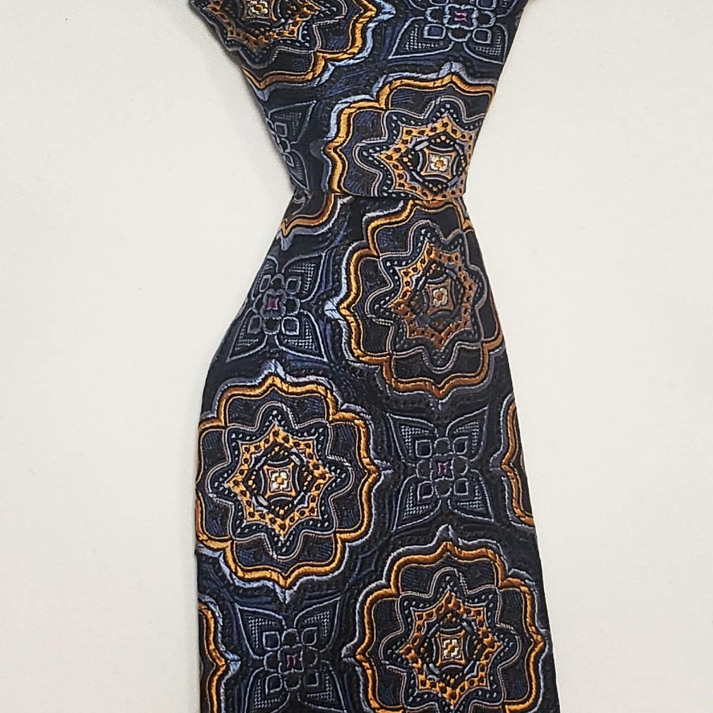 Beautiful Jos A Bank Signature Gold Necktie